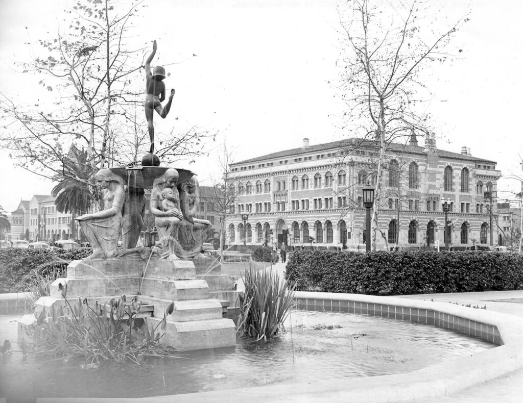 1938 photo of a fountain in the center of campus